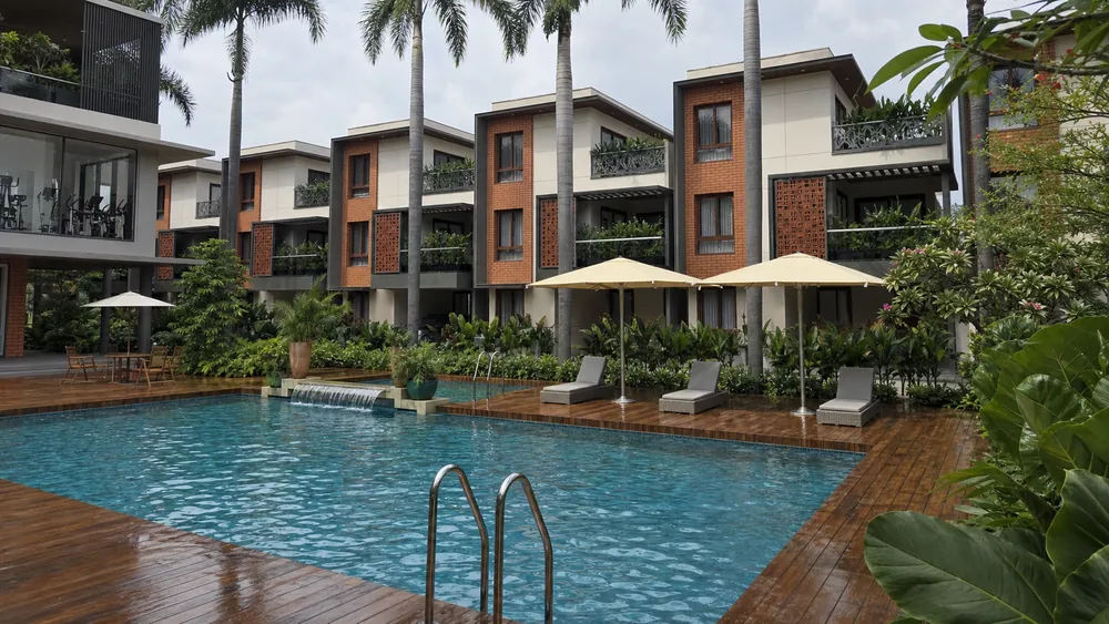 Courtyard villas along a landscaped street — Ceyone Buildiko Spring Woods (3 of 5)