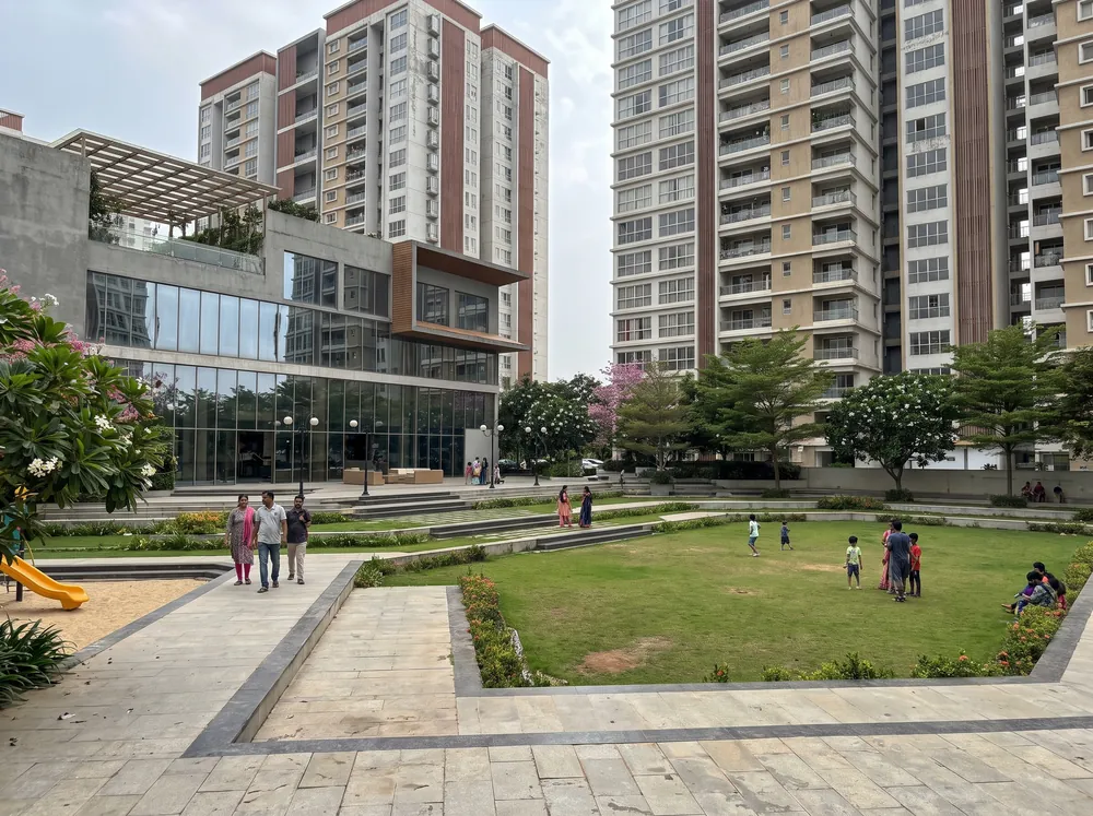Lakeside towers with classical detailing — Sumadhura Solace (5 of 5)